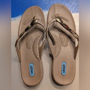 OKA-B women’s flip flop sandals 
Women’s size 10
Excellent Condition